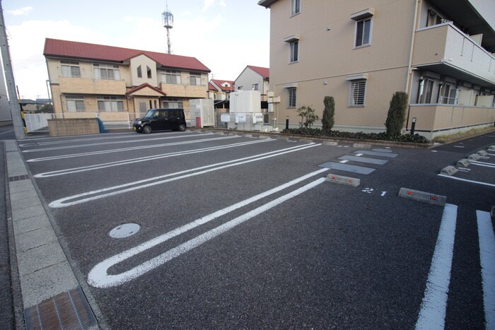 物件外観写真4　(駐車場)