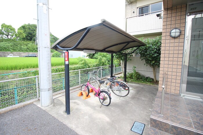 物件外観写真4　(駐輪場)