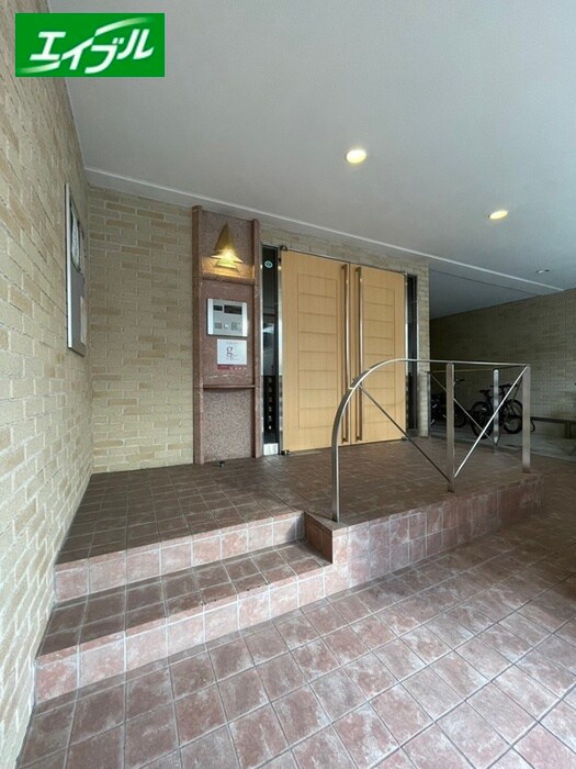 物件外観写真4　(エントランス部分)