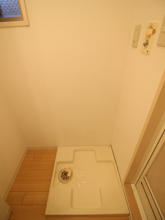 物件内観写真14　(洗濯機置場)