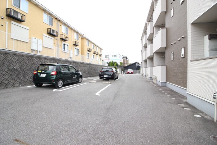 物件外観写真5　(駐車場)