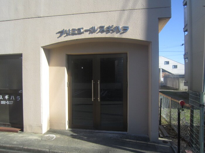 物件外観写真2　(エントランス部分)