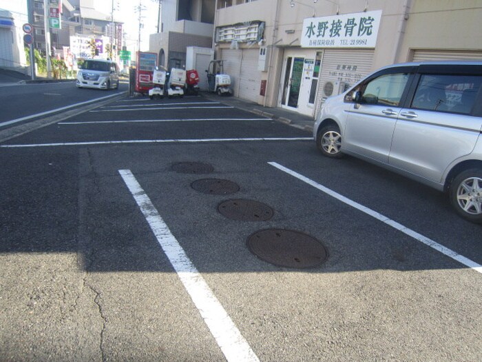 物件外観写真4　(駐車場)