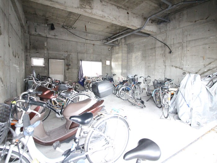 物件外観写真4　(駐輪場)
