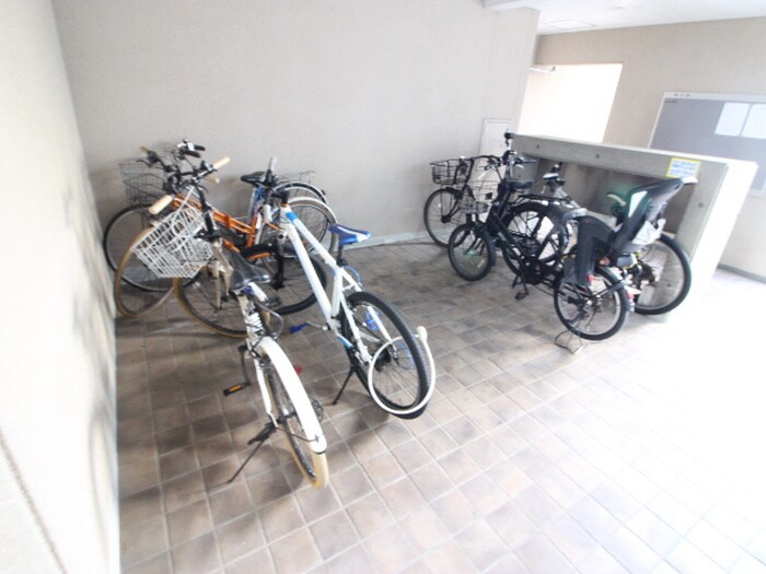物件外観写真3　(駐輪場)