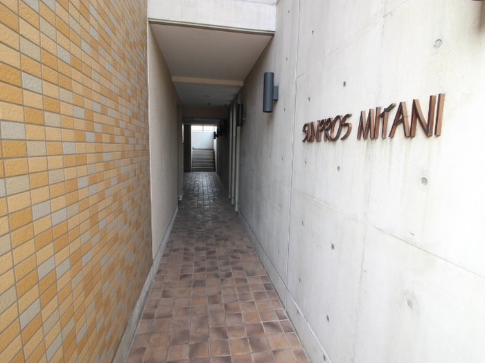 物件外観写真5　(エントランス部分)