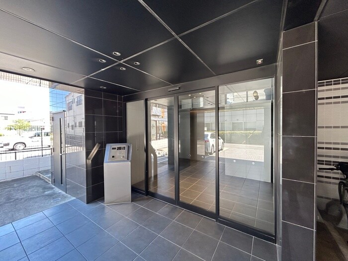 物件外観写真2　(エントランス部分)