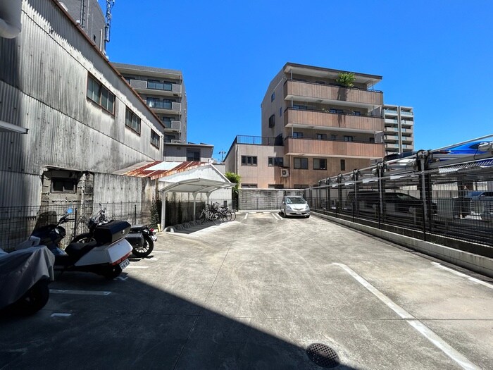 物件外観写真5　(駐車場)