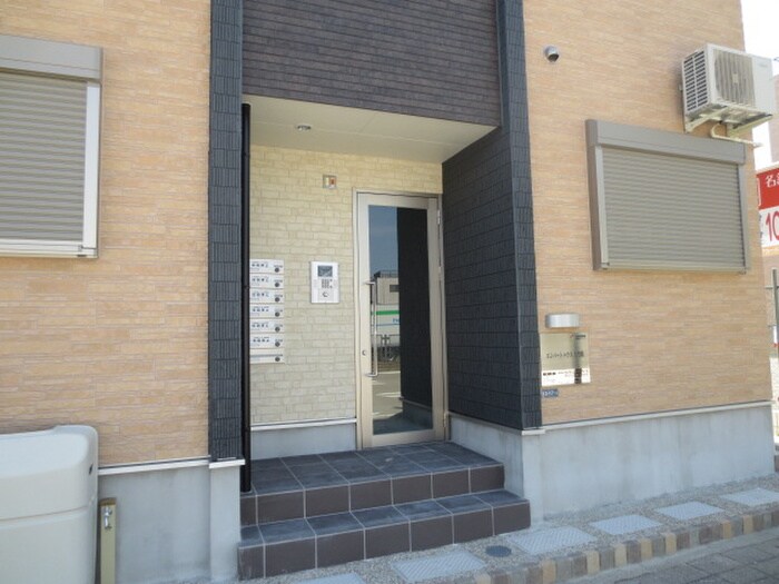 物件外観写真3　(エントランス部分)