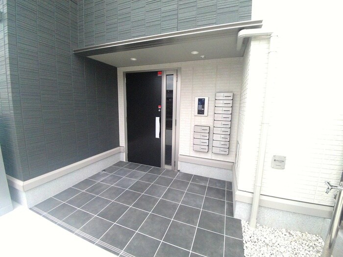 物件外観写真2　(エントランス部分)