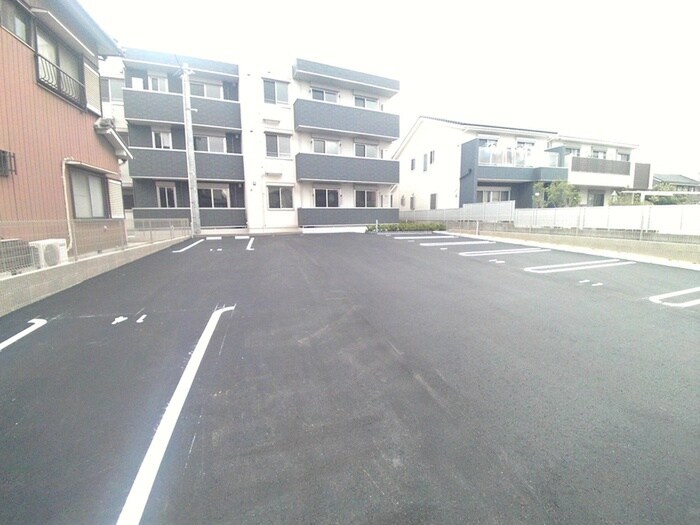 物件外観写真3　(駐車場)