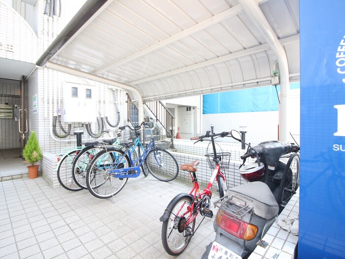 物件外観写真2　(駐輪場)