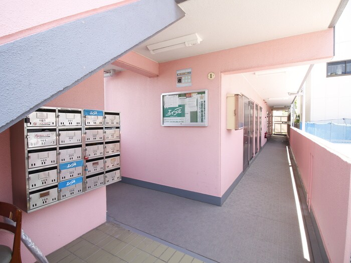 物件外観写真6　(エントランス部分)