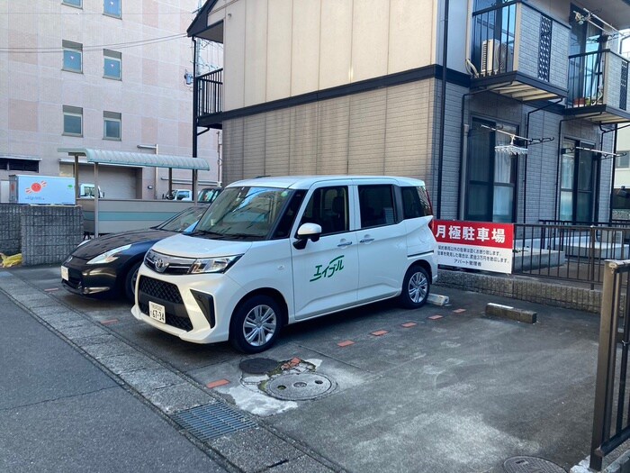 物件外観写真4　(駐車場)