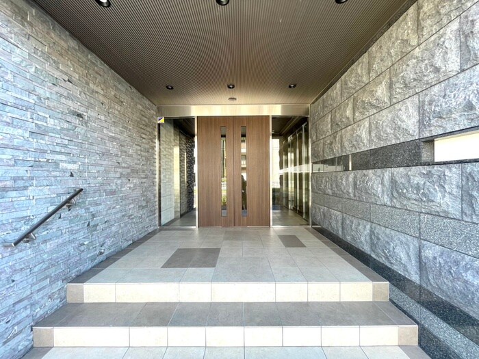 物件外観写真3　(エントランス部分)