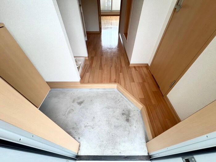 物件内観写真12　(玄関)