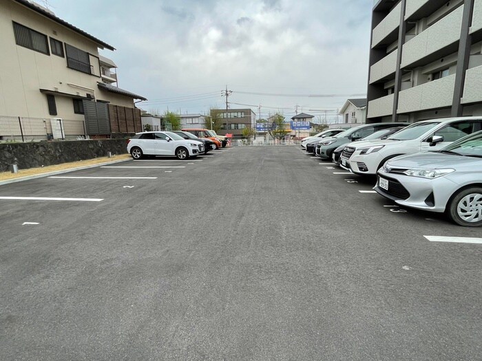 物件外観写真3　(駐車場)