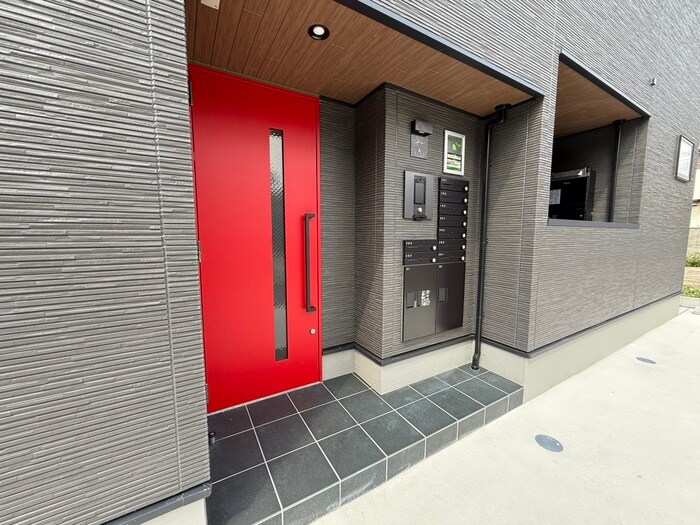 物件外観写真4　(エントランス部分)