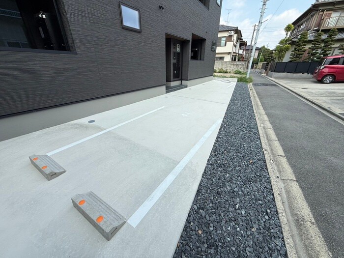 物件外観写真6　(駐車場)