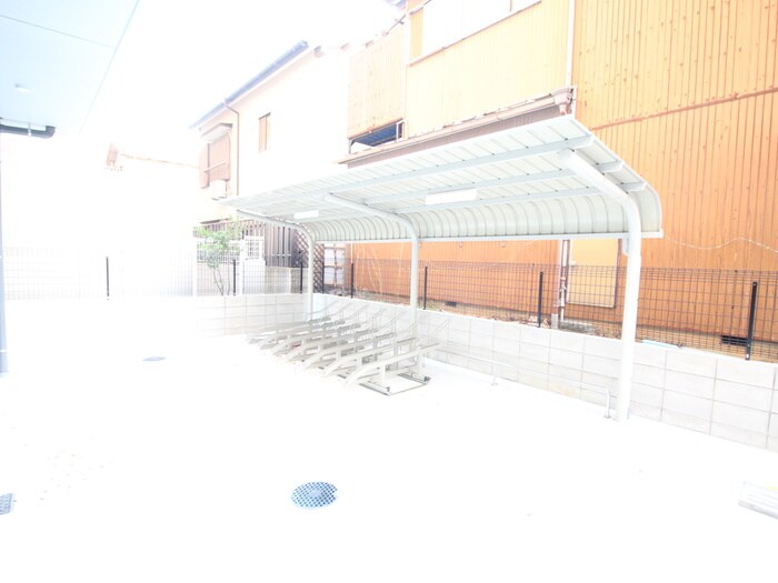 物件外観写真4　(駐輪場)
