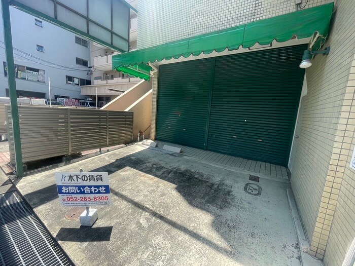 物件外観写真3　(駐車場)