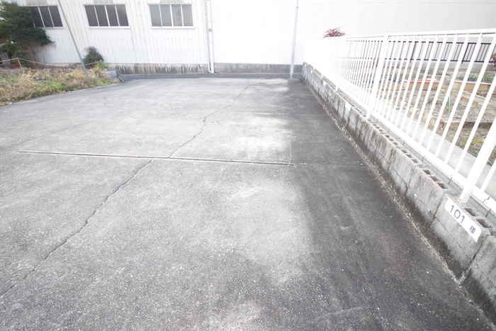 物件外観写真3　(駐車場)