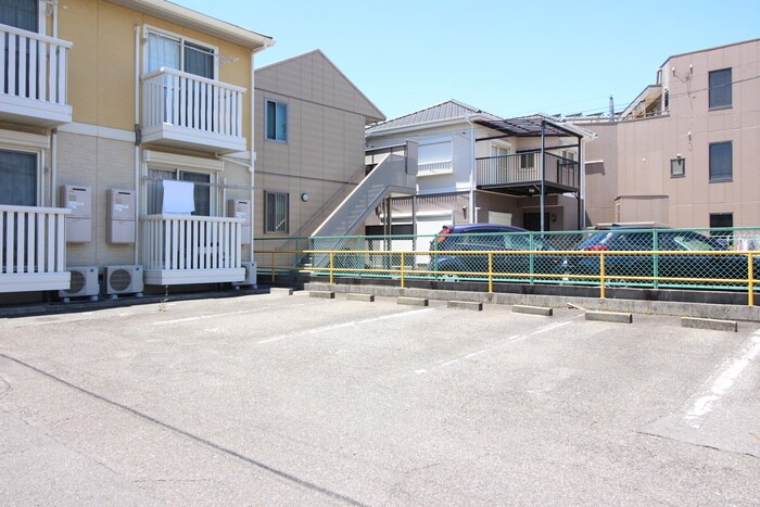 物件外観写真4　(駐車場)