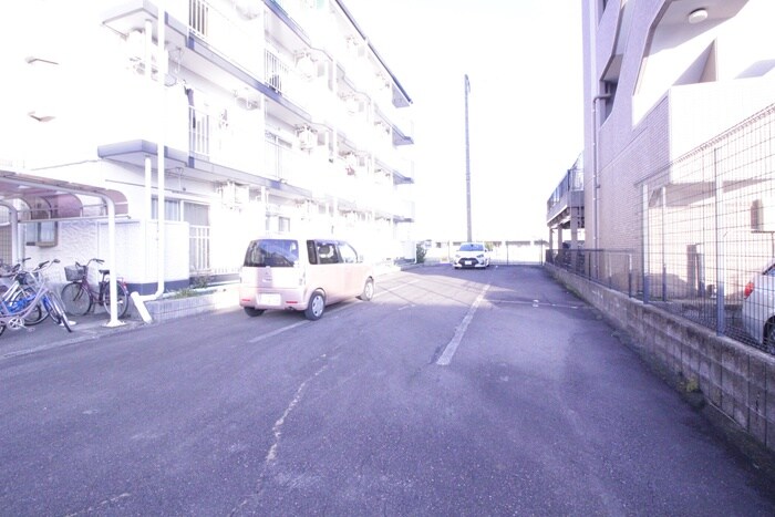 物件外観写真3　(駐車場)