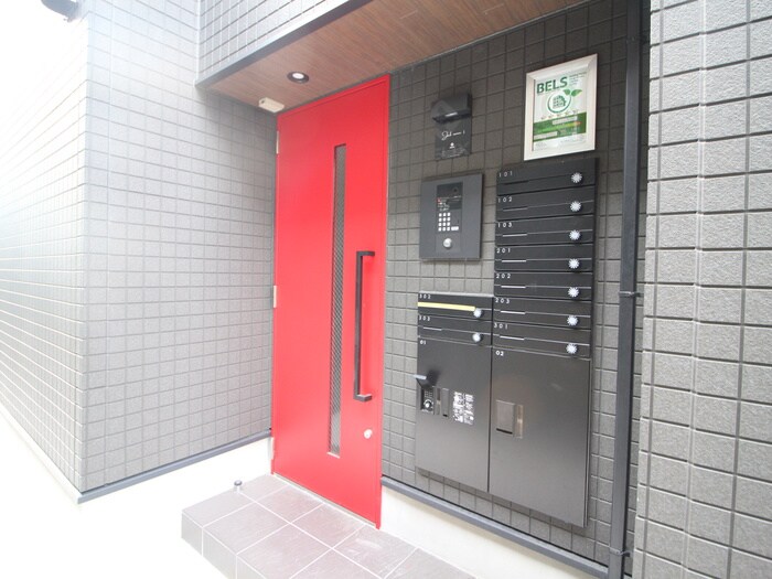 物件外観写真2　(エントランス部分)