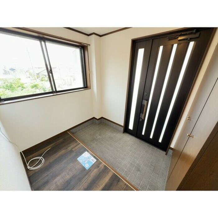 物件内観写真12　(玄関)