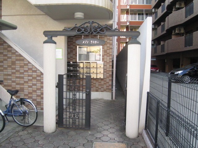 物件外観写真3　(エントランス部分)