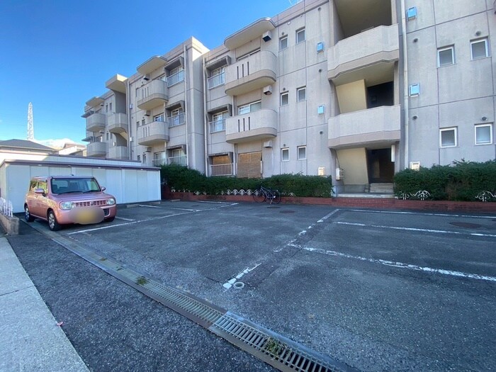 物件外観写真2　(駐車場)