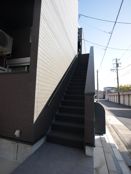 物件外観写真5　(エントランス部分)