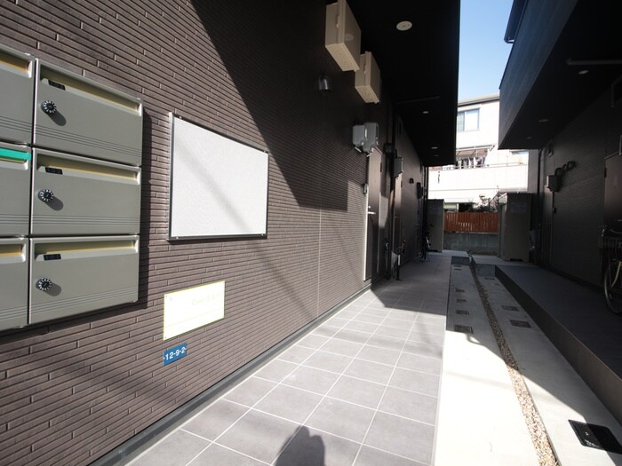 物件外観写真6　(エントランス部分)