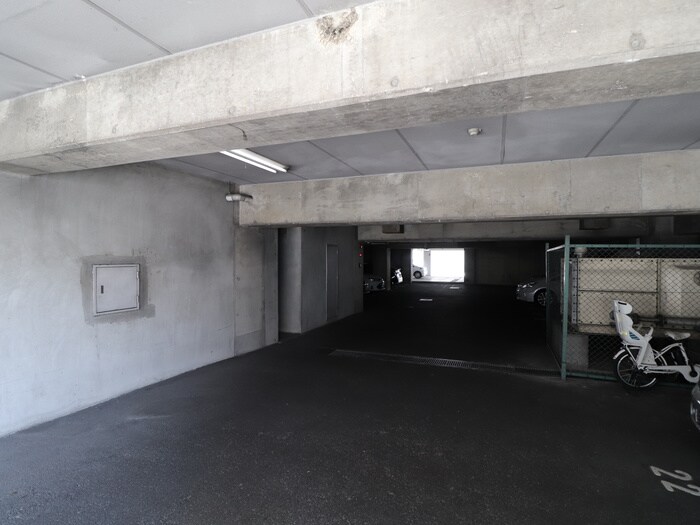 物件外観写真4　(駐車場)