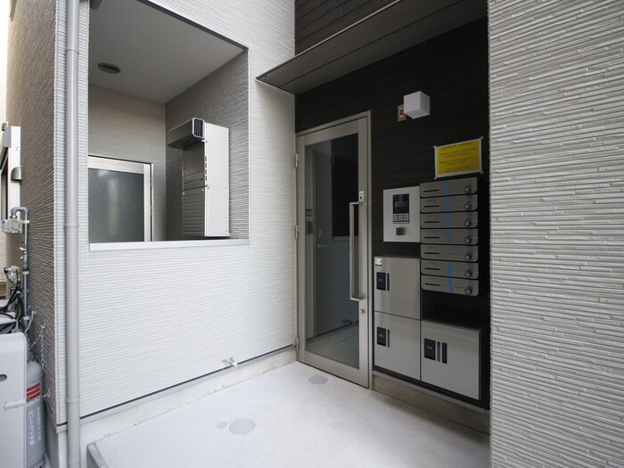 物件外観写真3　(エントランス部分)