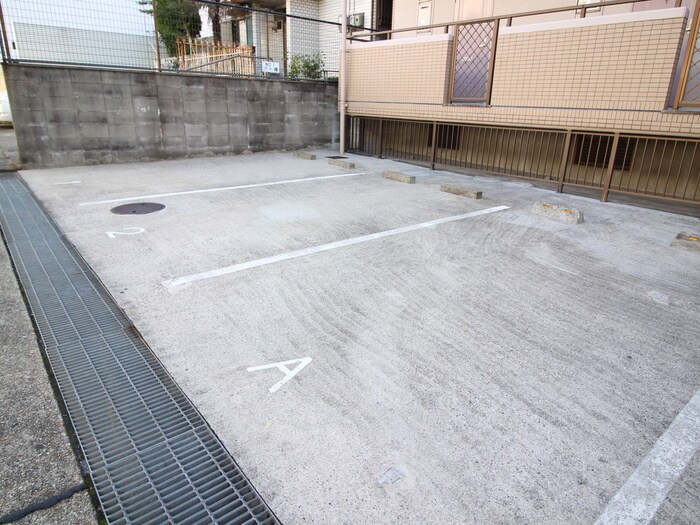 物件外観写真5　(駐車場)