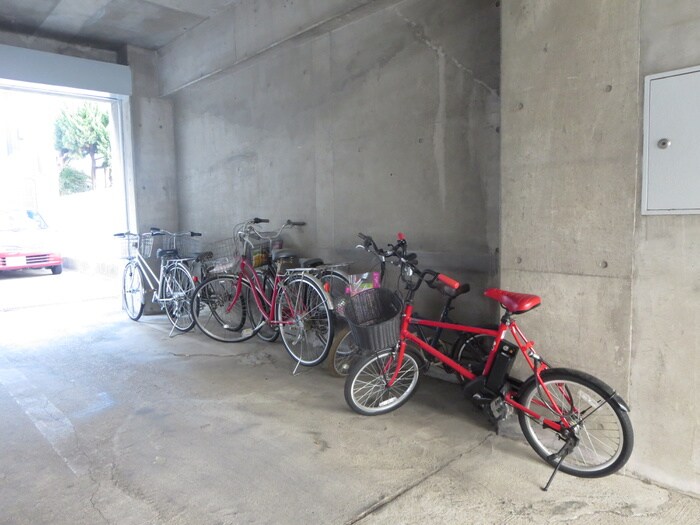 物件外観写真4　(駐輪場)