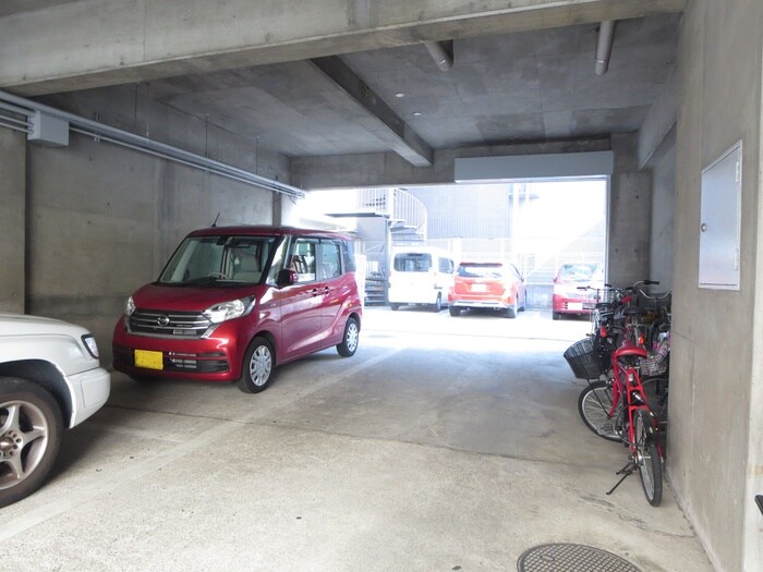 物件外観写真5　(駐車場)