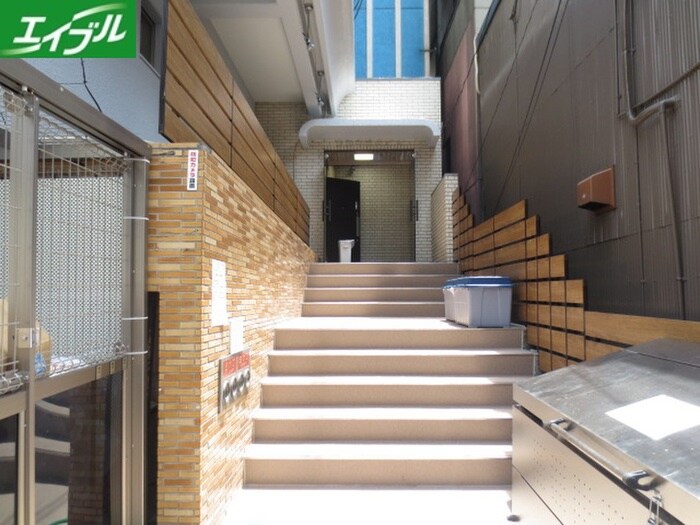 物件外観写真2　(エントランス部分)