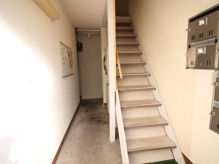 物件外観写真6　(エントランス部分)