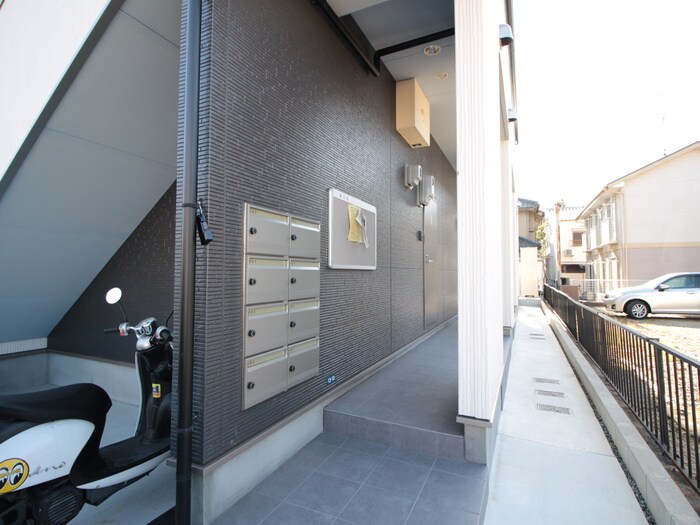 物件外観写真2　(エントランス部分)