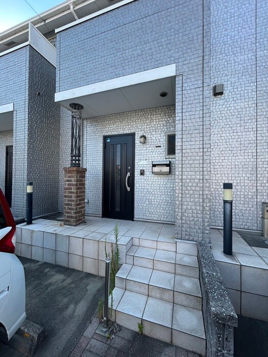 物件外観写真4　(エントランス部分)