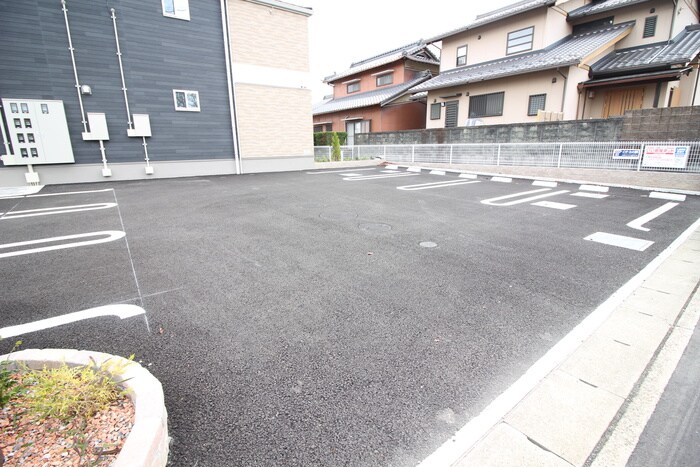 物件外観写真3　(駐車場)