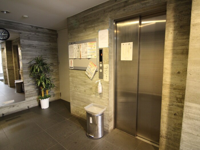 物件外観写真4　(エントランス部分)