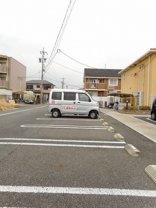 物件外観写真5　(駐車場)