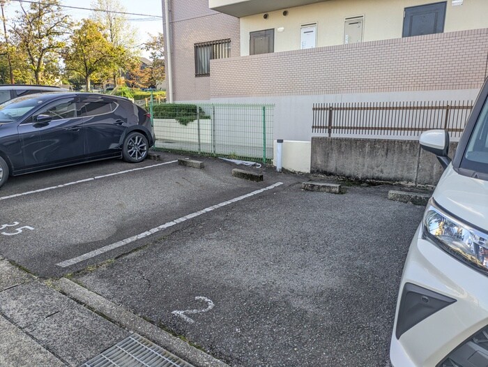 物件外観写真5　(駐車場)