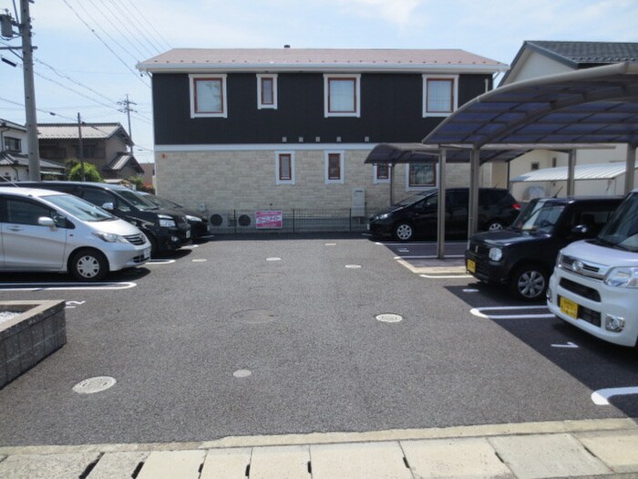 物件外観写真3　(駐車場)