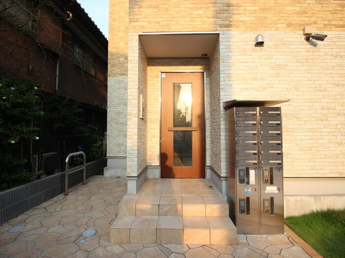 物件外観写真4　(エントランス部分)