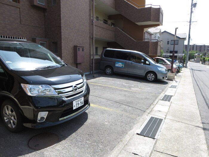 物件外観写真4　(駐車場)